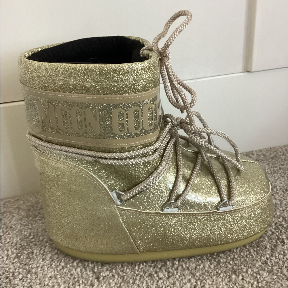 Moon Boot Low Icon Glitter Snow Boot Gold Moon Boots
Glitter Gold Boots Short - Picture 3 of 12
